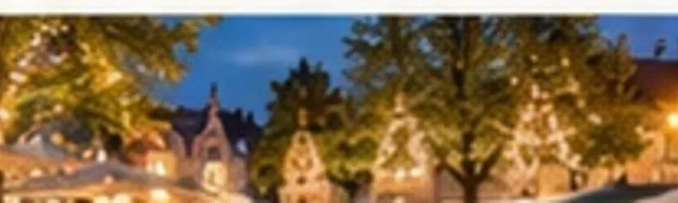 Belebte Innenstadt mit Gastronomie und Lichtstimmung am Abend